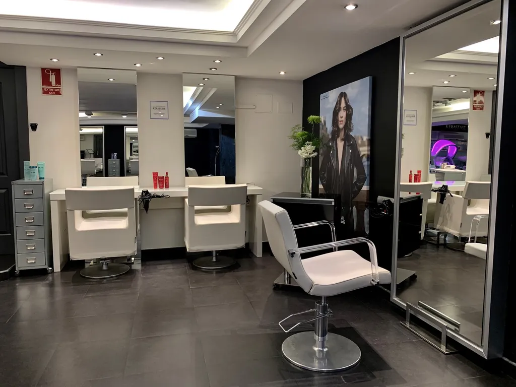 Fachada y salón de Peluquería Carlos Carretero en Salamanca