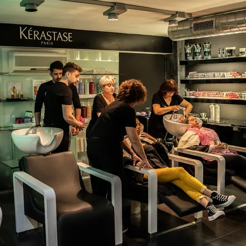 Zona de lavado y tratamientos capilares Kérastase en Salamanca