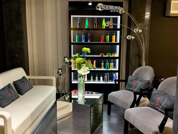 Recepción y zona de cosmética capilar Kérastase en Peluquería Carlos Carretero